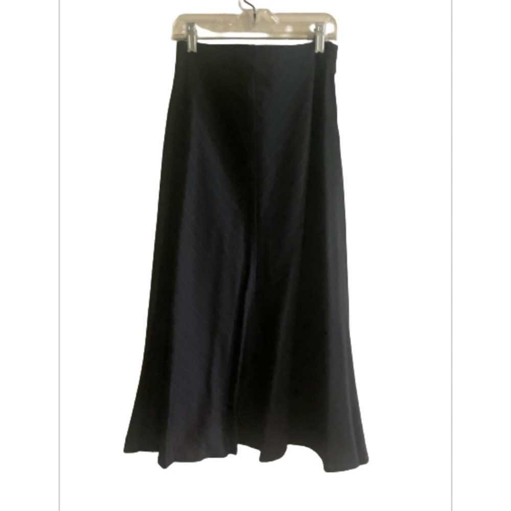 Banana Republic slimline skirt. Gently worn. Size 2. Like new. Grey stripe.